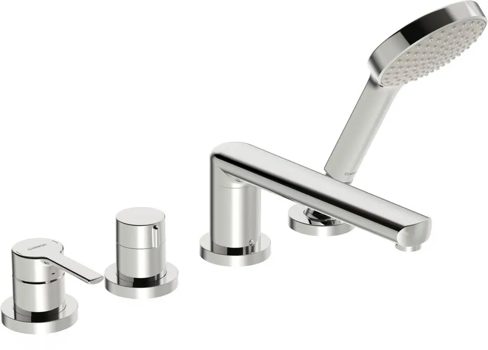 Einhebelmischer mit Handbrause, montiert auf einer Wanne, besteht aus drei Elementen. Hergestellt von der Marke HANSA, in glänzendem Chrom-Finish.